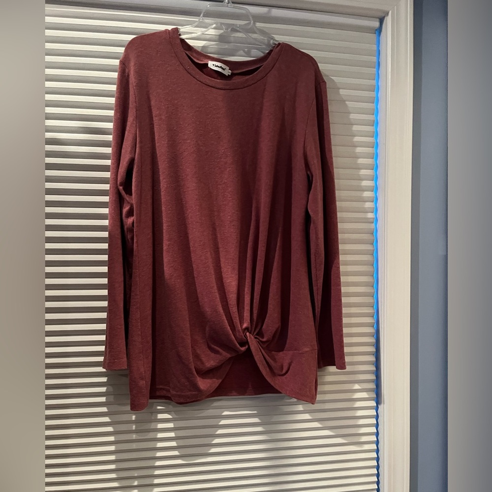Really cute mauve color long sleeve sweatshirt material.  2XL. Smoke free home